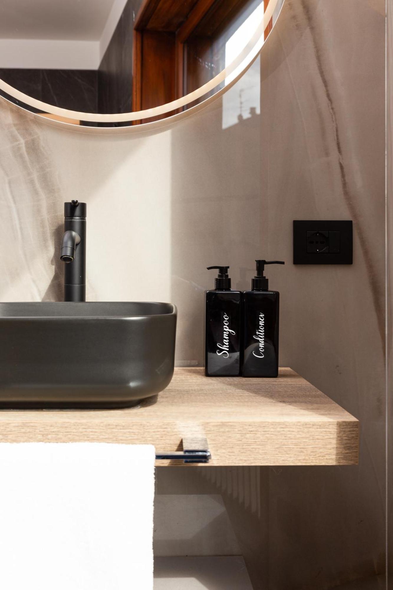 Free Parking - 5 Star - Sauna Luxury Apartment Milan Bagian luar foto